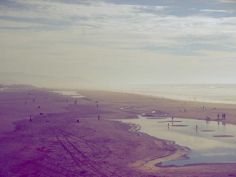 Четверка Кубков да или нет таро - человек в раздумьях под деревом, игнорирующий предложенный кубок