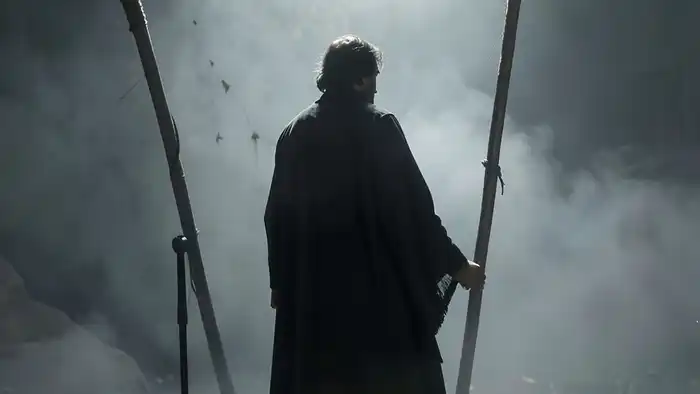 Двойка Жезлов на здоровье таро — символ скрытого напряжения и нерешённого выбора между отдыхом и действием