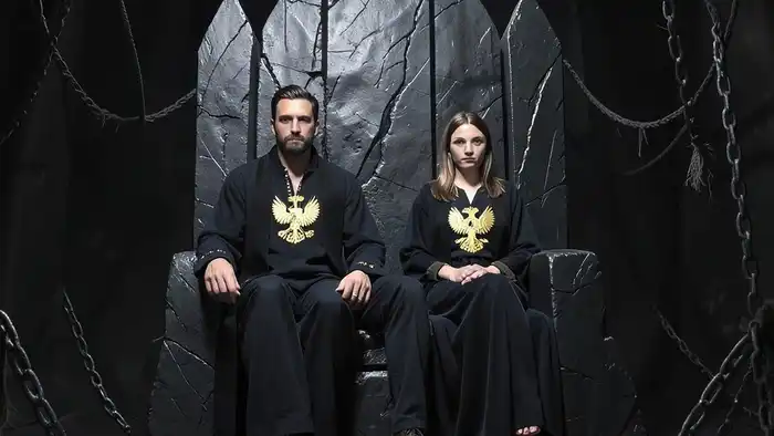 Император действия таро — архетип власти и структуры в виде двойного образа мужчины и женщины на каменном троне