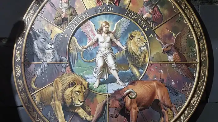 Колесо Фортуны совет таро — архетип цикличности, изображение из таро Уэйта-Смита с четырьмя символами и человеком, наблюдающим за перемена