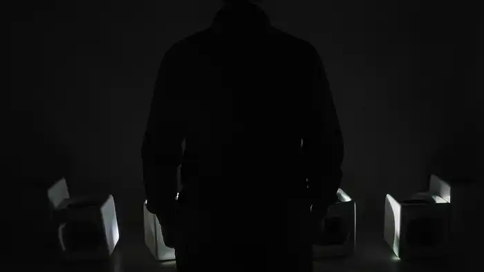 Пятерка Кубков таро — карта эмоциональной потери, где два кубка невидимы, потому что человек смотрит назад