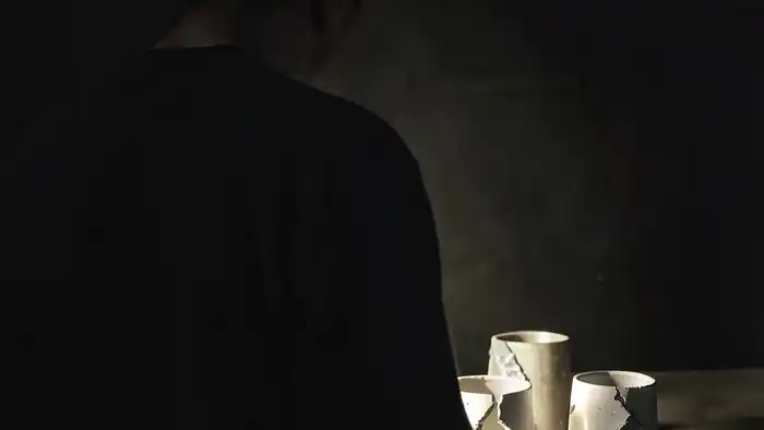 Пятерка Кубков на любовь таро — три разбитых кубка и два целых, символизирующие потерю и возможность