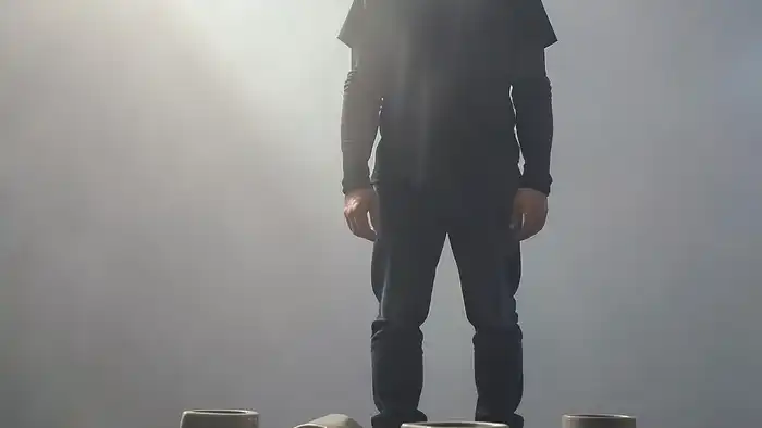 Пятерка Кубков значение таро — символика выбора: смотреть на потерю или на оставшееся