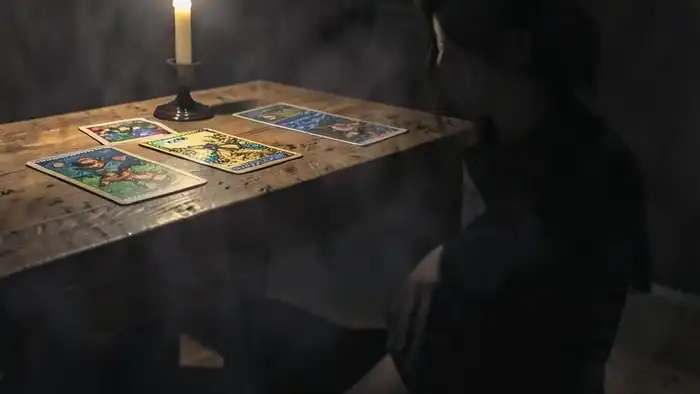 расклад для медитации с картой Таро и свечой в тихой комнате