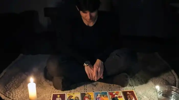 Расклад для медитации с восемью картами Таро в тихой обстановке