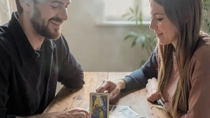 Расклад на чувства он она: карточки Таро Уэйта выложены в форме сердца, символизируя эмоциональную связь между двумя людьми