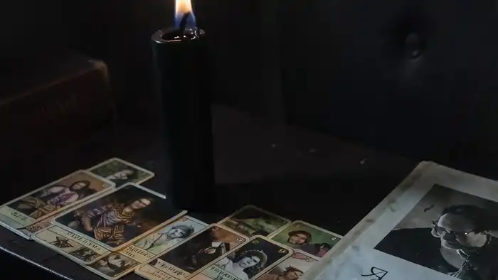 расклад на Самхейн — колода Thoth Tarot, чёрная свеча, семейный альбом