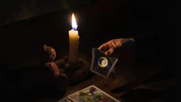 расклад на внутреннего ребенка с картой Луна и свечой