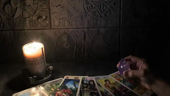 Расклад Таро "ангел-хранитель" на следующую неделю — семь карт, распределённые по позициям, в тишине и свете