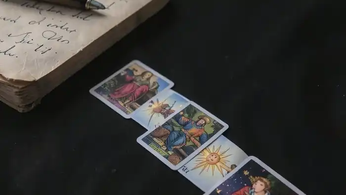 Расклад Таро "домино" на наркозависимость — схема из семи карт, изображающая цепь причин и следствий