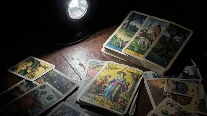 Расклад Таро Генератор — схема с 12 позициями и фонариком в темноте