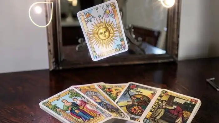 Расклад Таро "карта дня" на судьбу с пятью позициями и картой Солнце