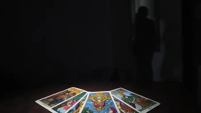 Расклад Таро "корона" на предупреждение — схема из семи карт, показывающая скрытые угрозы