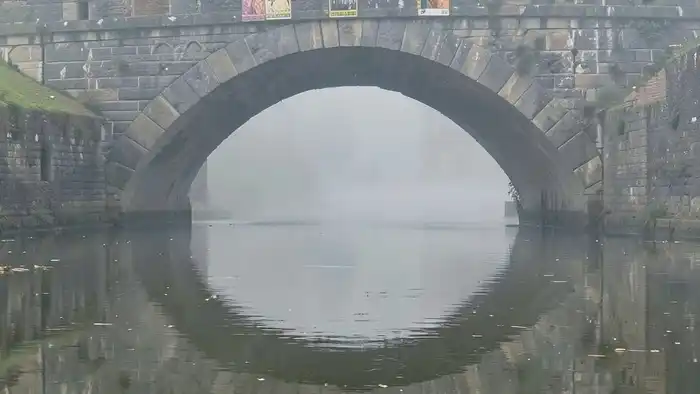 Расклад Таро "мост" на сахарный диабет — семь карт, отражающихся в воде, символизирующие внутренний путь к принятию и исцелению.