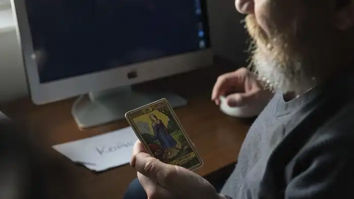 Расклад Таро "на одну карту" на закрытие бизнеса — одна карта как зеркало решения