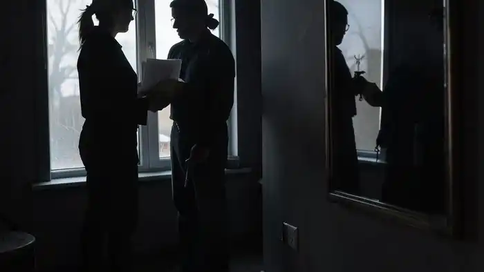 Расклад Таро "он и она" на аренду квартиры: карта Повозка, Император, Луна и Сила, символизирующие энергетические роли жильцов