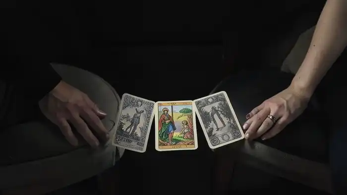 расклад таро он и она на прокрастинацию с перевернутой Повешенной картой