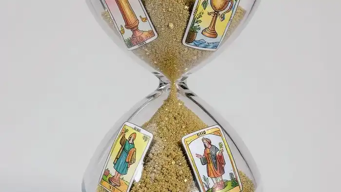 Расклад Таро "песочные часы" на взаимность чувств: схема позиций с картами и символикой энергетического потока