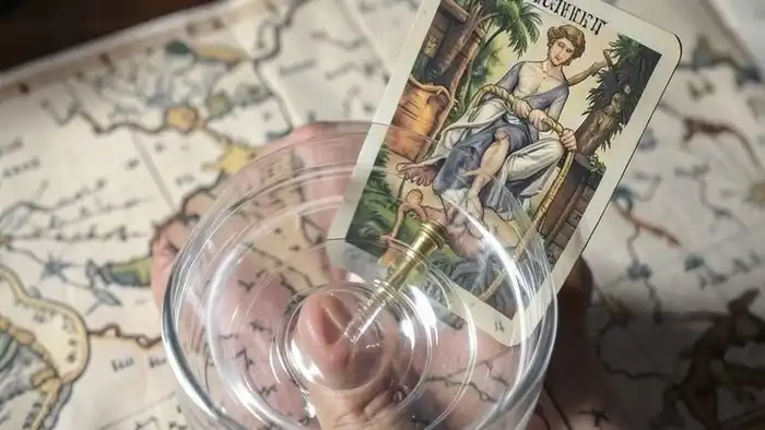 расклад таро по голосовому — звуковая волна и карта Повешенный