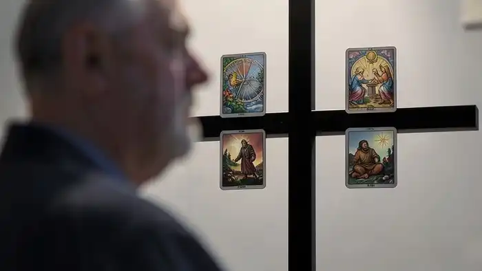 Расклад Таро "простой крест" на кризис среднего возраста: схема карт прошлое, настоящее, препятствия, будущее