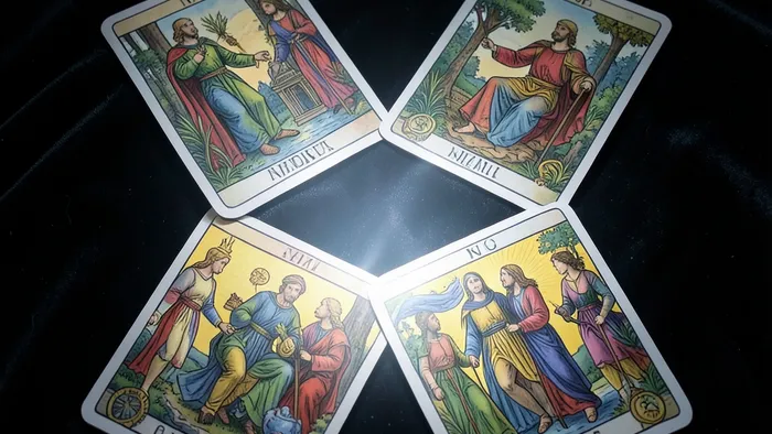 Расклад Таро Ромб на бывшую: четыре карты, выложенные в форме ромба на бархатной ткани