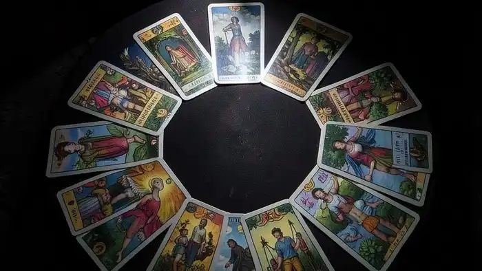 Расклад Таро "роза ветров" на ревность — схема позиций и центральная карта