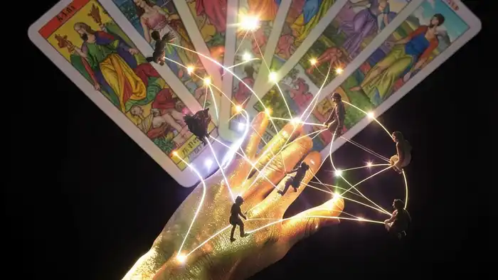 Расклад Таро "рука судьбы" на нетворкинг — карта скрытых связей и потенциальных союзников