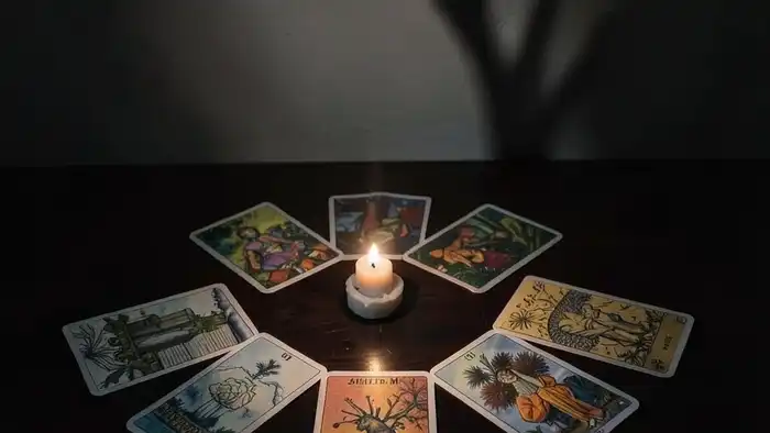 Расклад Таро "рука судьбы" на первое свидание — семь карт, выложенные в звезду, символизирующие внутренние установки, энергию партнёра и скрытый урок встречи