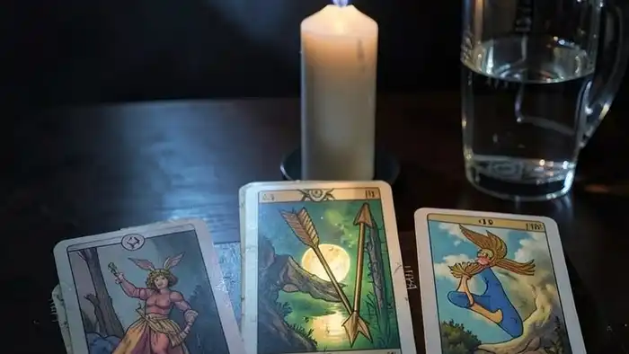 Расклад Таро "стрела" на полнолуние — схема пяти карт с символами и лунным светом