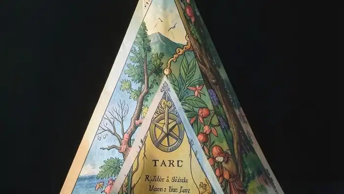 Расклад Таро "треугольник" стоит ли менять работу: схема позиций и карты прошлое, настоящее, будущее