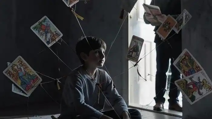 Расклад Таро "цепочка" на подростковый кризис — схема эмоциональных связей между подростком и семьёй