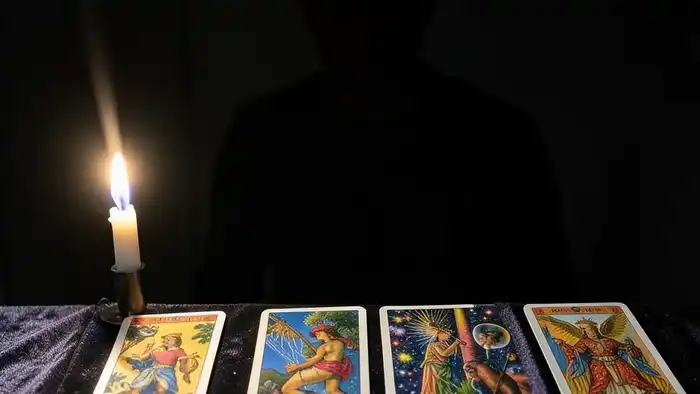 расклад таро цыганский на отпускание прошлого — схема семи карт и свеча в тишине
