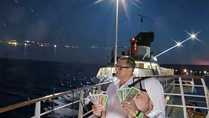 Расклад Таро «звезда» на круиз — семь карт на палубе, звезда над головой, человек в размышлении