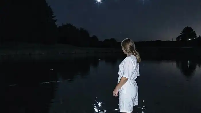 Расклад Таро "звезда" на нервную систему — женщина у озера с девятью звездами над головой