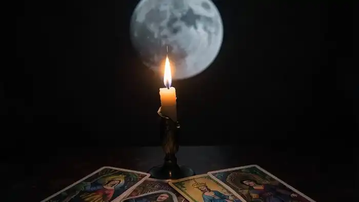 расклад в новолуние — таро-карты на фоне затмённой Луны и свечи